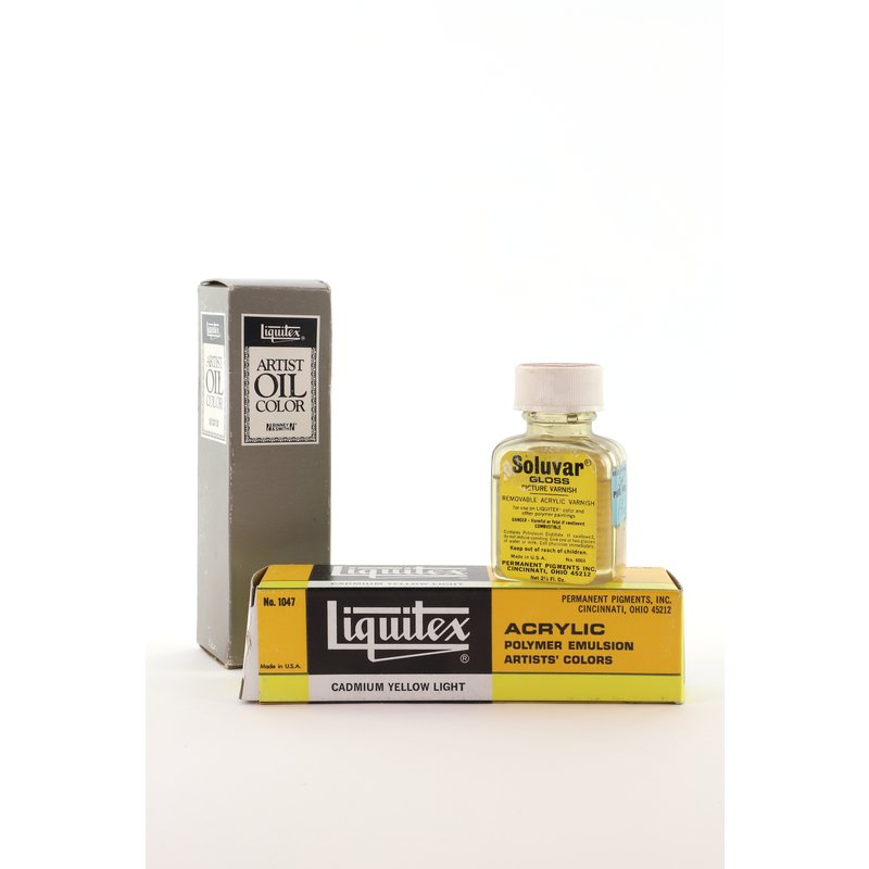Liquitex arşivinden eski akrilik boya kutusu ve Soluvar vernik şişesi