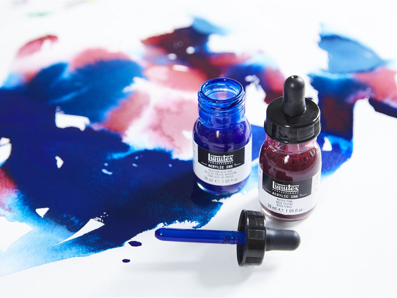 Kağıt üzerinde mürekkep lekeleri ve Liquitex Acrylic Ink şişeleri