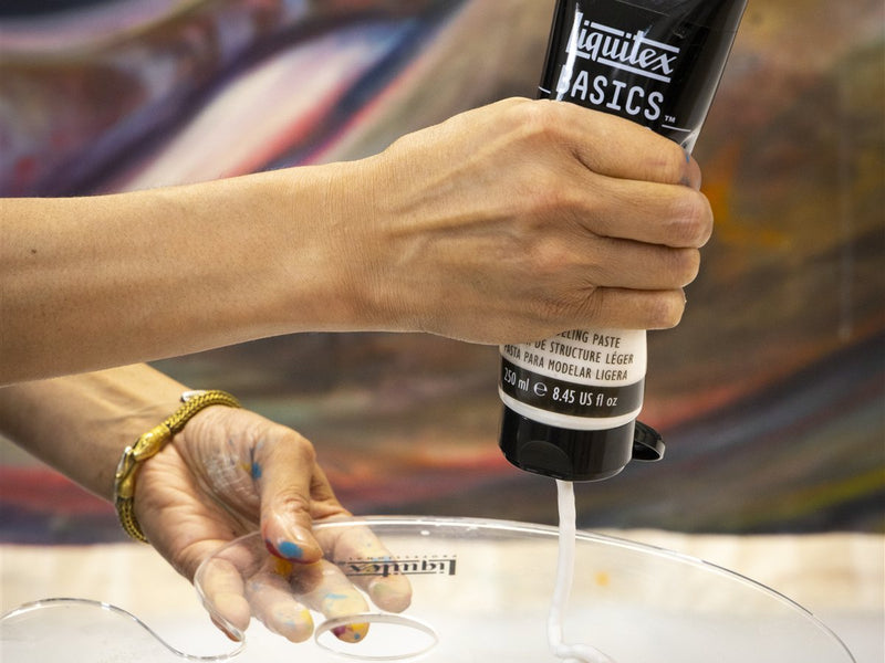 Liquitex sanatçı rezidansında Basics rölyef macunu şeffaf palete sıkılırken